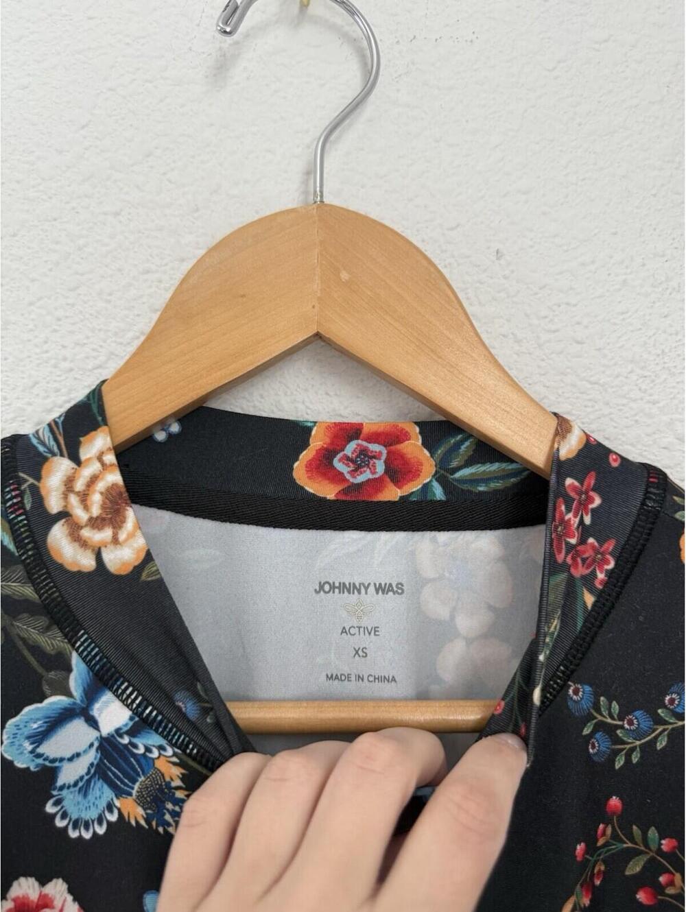 Johnny Was Active Ardell Mock Neck Step Hem Tee Floral Top Size Small - Picture 3 of 7